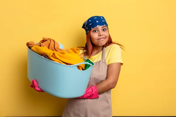 Housekeeper Shrugging Feeling Confused Uncertain Washing Clothes Concept — Stock Photo, Image