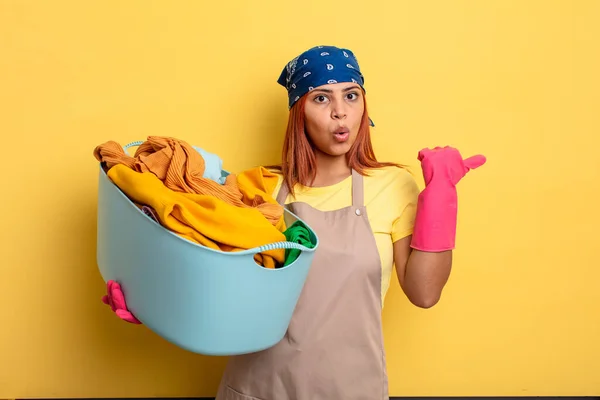 Housekeeper Looking Astonished Disbelief Washing Clothes Concept — Stock Photo, Image