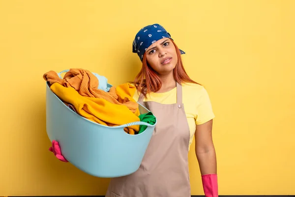 Housekeeper Feeling Puzzled Confused Washing Clothes Concept — Stock Photo, Image