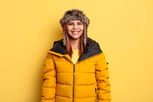 Mujer Hispana Sonriendo Felizmente Con Una Mano Cadera Confiada Concepto —  Fotos de Stock