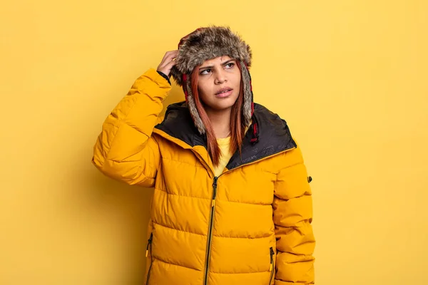 Mujer Hispana Sonriendo Feliz Soñando Despierto Dudando Concepto Invierno —  Fotos de Stock