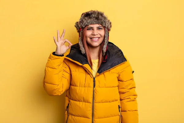 Mulher Hispânica Sentindo Feliz Mostrando Aprovação Com Gesto Conceito Inverno — Fotografia de Stock