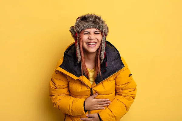Hispanische Frau Lacht Laut Über Irgendeinen Urkomischen Witz Winterkonzept — Stockfoto