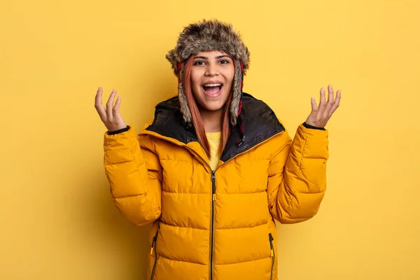 Mulher Hispânica Sentindo Feliz Surpreso Com Algo Inacreditável Conceito Inverno — Fotografia de Stock