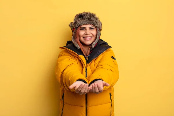 Mujer Hispana Sonriendo Felizmente Con Amabilidad Ofreciendo Mostrando Concepto Concepto —  Fotos de Stock