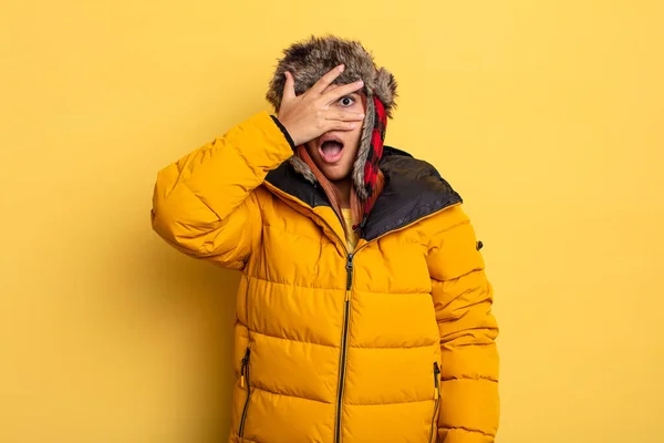 Die Hispanische Frau Sah Schockiert Verängstigt Oder Verängstigt Aus Und — Stockfoto