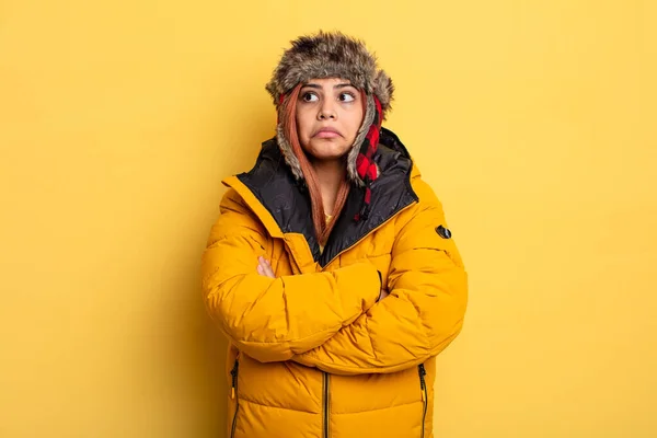 Mulher Hispânica Encolhendo Ombros Sentindo Confusa Incerta Conceito Inverno — Fotografia de Stock
