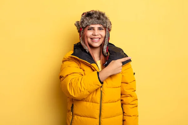 Mujer Hispana Sonriendo Alegremente Sintiéndose Feliz Señalando Hacia Lado Concepto —  Fotos de Stock