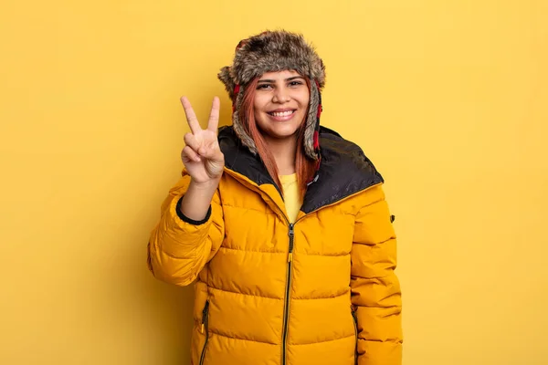 Mulher Hispânica Sorrindo Parecendo Amigável Mostrando Número Dois Conceito Inverno — Fotografia de Stock