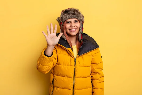 Hiszpanka Uśmiecha Się Wygląda Przyjaźnie Pokazuje Numer Pięć Koncepcja Zimy — Zdjęcie stockowe