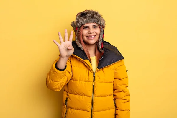 Mulher Hispânica Sorrindo Parecendo Amigável Mostrando Número Quatro Conceito Inverno — Fotografia de Stock