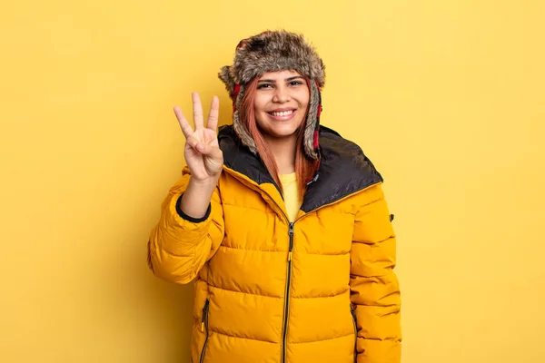 Hiszpanka Uśmiecha Się Wygląda Przyjaźnie Pokazuje Numer Trzy Koncepcja Zimy — Zdjęcie stockowe