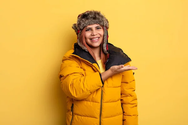 Mujer Hispana Sonriendo Alegremente Sintiéndose Feliz Mostrando Concepto Concepto Invierno —  Fotos de Stock