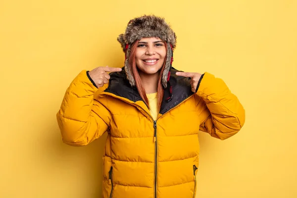 Іспаномовна Жінка Впевнено Посміхається Вказуючи Власну Широку Посмішку Зимова Концепція — стокове фото
