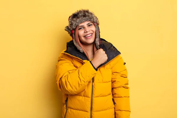 Mulher Hispânica Sentindo Feliz Enfrentando Desafio Celebrando Conceito Inverno — Fotografia de Stock