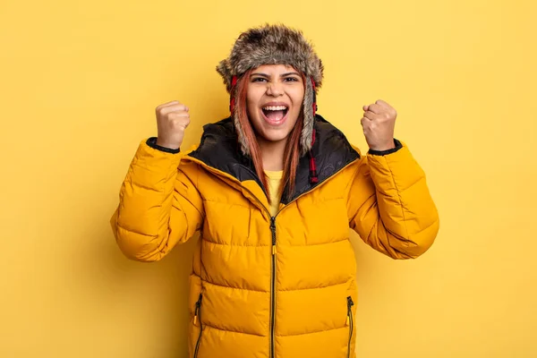 Mulher Hispânica Gritando Agressivamente Com Uma Expressão Irritada Conceito Inverno — Fotografia de Stock