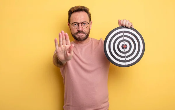 Hombre Mediana Edad Que Serio Mostrando Palma Abierta Haciendo Gesto —  Fotos de Stock