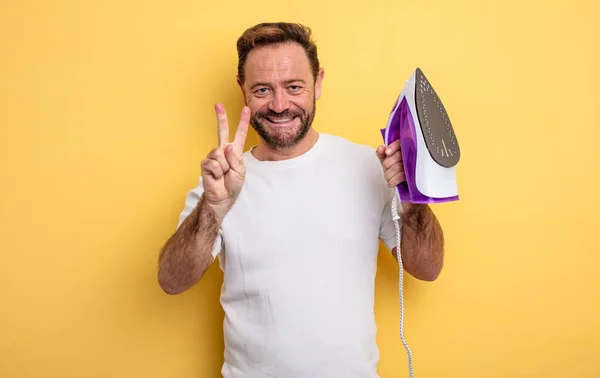 Homem Meia Idade Sorrindo Olhando Amigável Mostrando Número Dois Roupas — Fotografia de Stock