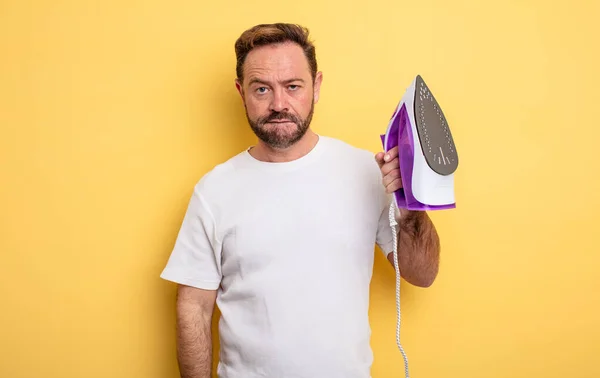 Homem Meia Idade Parecendo Confuso Confuso Roupas Conceito Ferro — Fotografia de Stock