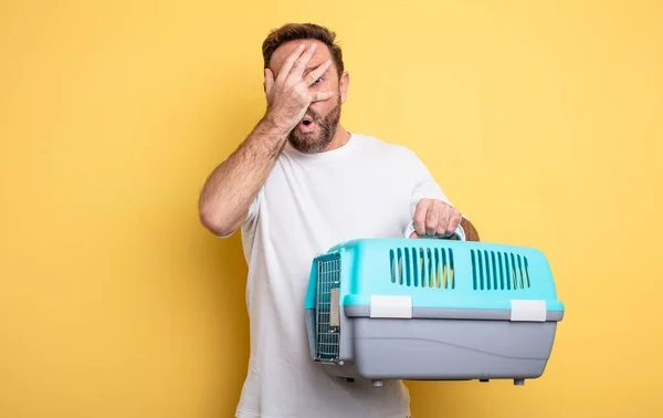 Medelålders Mannen Ser Chockad Rädd Eller Skräckslagen Täcker Ansiktet Med — Stockfoto