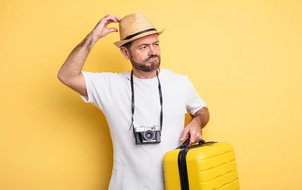 Homme Âge Moyen Touriste Souriant Heureux Rêvant Doutant Concept Voyage — Photo