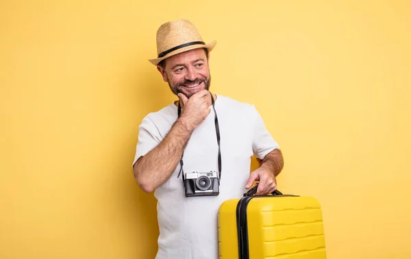 Mężczyzna Średnim Wieku Turysta Uśmiechnięty Szczęśliwym Pewnym Siebie Wyrazem Twarzy — Zdjęcie stockowe
