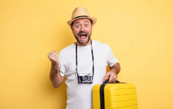 Mann Mittleren Alters Ist Schockiert Lacht Und Feiert Erfolg Reisekonzept — Stockfoto