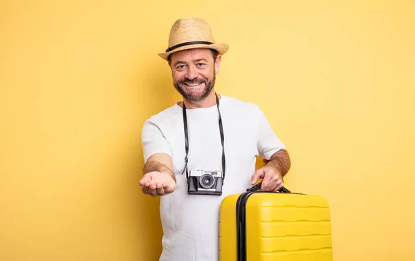 中世の男の観光客が喜んで優しいと提供し 概念を示す笑みを浮かべて 旅行のコンセプト — ストック写真
