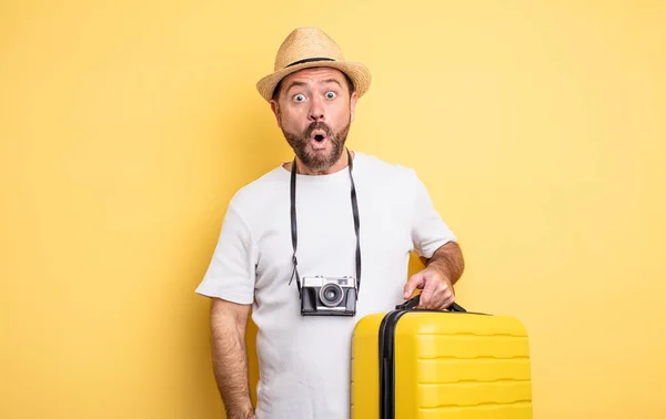 Turista Hombre Mediana Edad Mirando Muy Sorprendido Sorprendido Concepto Viaje — Foto de Stock