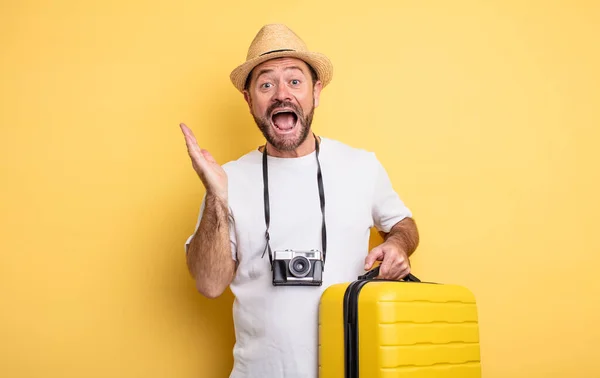 Hombre Mediana Edad Turista Sentirse Feliz Asombrado Por Algo Increíble — Foto de Stock