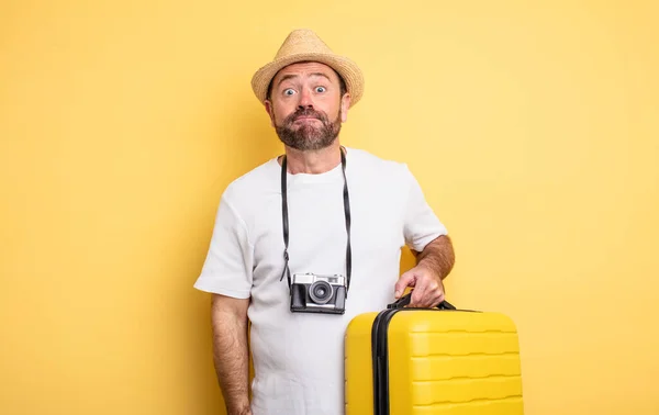 Medelålders Turist Skakar Känner Sig Förvirrad Och Osäker Resebegrepp — Stockfoto