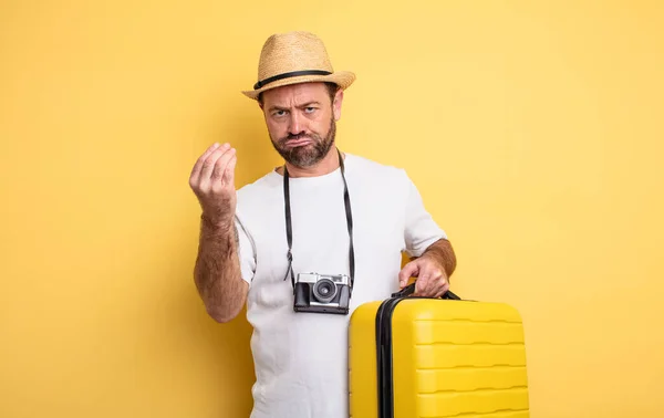 Μεσήλικας Τουρίστας Κάνει Capice Χειρονομία Χρήματα Σας Λέει Πληρώσει Ταξιδιωτική — Φωτογραφία Αρχείου