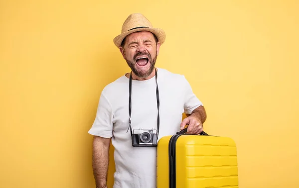 Mann Mittleren Alters Der Aggressiv Schreit Und Sehr Wütend Aussieht — Stockfoto