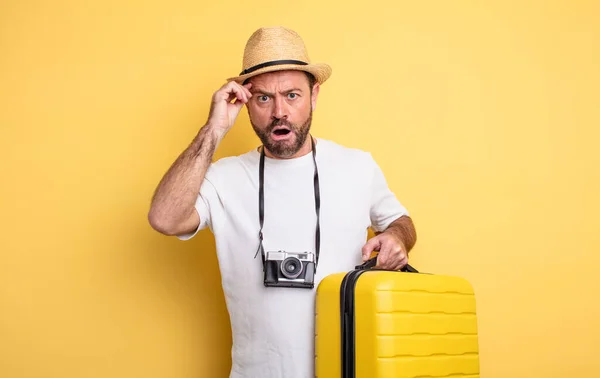 Middle Age Man Tourist Looking Surprised Realizing New Thought Idea — Stockfoto