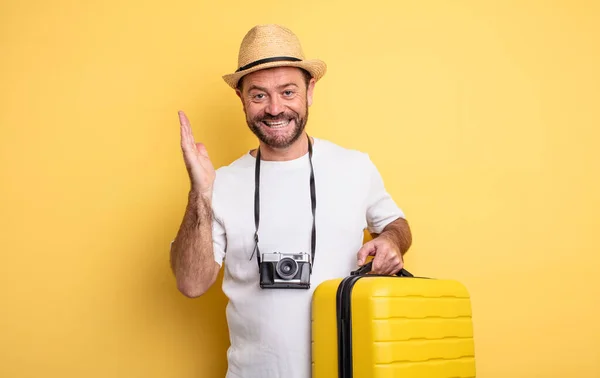 中年の男性観光客の幸せを感じ 解決策やアイデアを実現驚いている 旅行のコンセプト — ストック写真