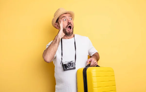 Toerist Van Middelbare Leeftijd Die Zich Gelukkig Opgewonden Verrast Voelt — Stockfoto