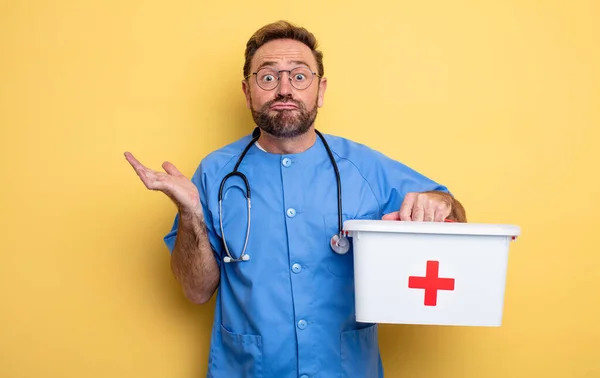 Enfermeiro Médico Sentindo Intrigado Confuso Duvidoso Conceito Negócio Telefone First — Fotografia de Stock