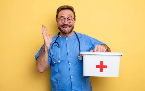 간호사나 의사들은 뭔가믿을 수없는 행복해 놀랐습니다 비즈니스 First Aid Kit — 스톡 사진