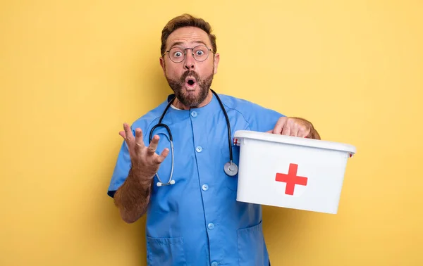 간호원이나 의사들은 놀라고 충격을 놀랐다 비즈니스 First Aid Kit — 스톡 사진