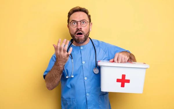 간호사나 의사들은 절망적 스트레스를 있습니다 비즈니스 First Aid Kit — 스톡 사진