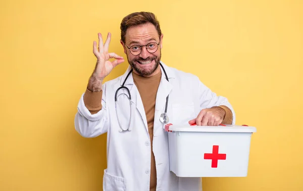 Enfermera Médico Sintiéndose Feliz Mostrando Aprobación Con Buen Gesto Concepto —  Fotos de Stock