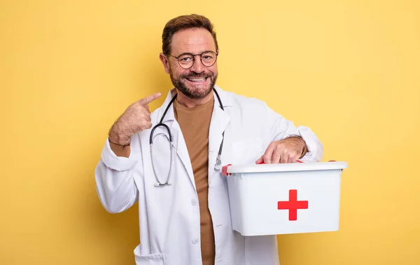 Enfermera Médico Sonriendo Con Confianza Apuntando Propia Sonrisa Amplia Concepto — Foto de Stock