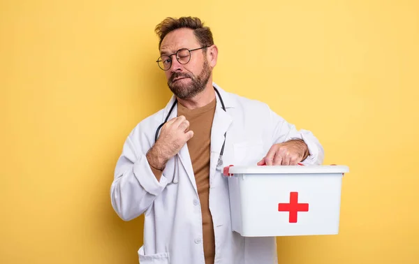 Enfermera Médico Con Aspecto Arrogante Exitoso Positivo Orgulloso Concepto Negocio —  Fotos de Stock