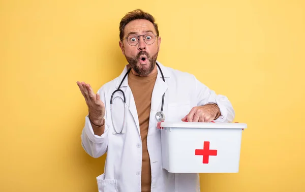 간호원이나 의사들은 극도의 충격을 받았다 비즈니스 First Aid Kit — 스톡 사진