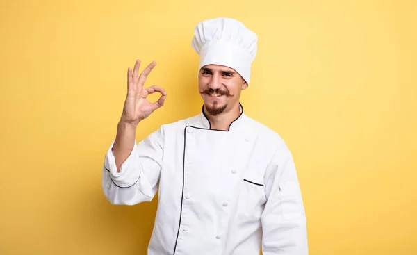 Kock Man Känner Sig Lycklig Visar Godkännande Med Okej Gest — Stockfoto