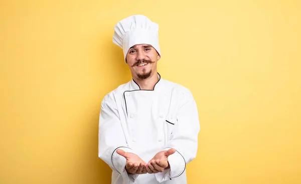 Šéfkuchař Šťastně Usmívá Přátelskou Nabídkou Předvádí Koncept — Stock fotografie