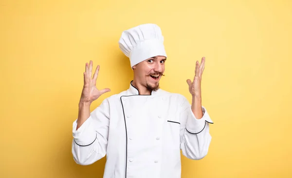 Kock Man Känner Sig Glad Och Förvånad Över Något Otroligt — Stockfoto