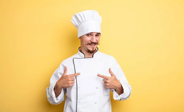 Chef Hombre Sintiéndose Feliz Apuntando Mismo Con Emocionado —  Fotos de Stock