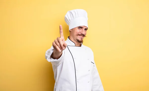 厨师骄傲地微笑着 自信地成为头号厨师 — 图库照片