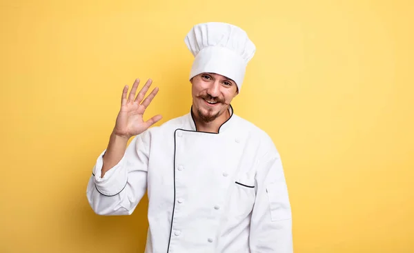 Kochmann Lächelt Glücklich Winkt Mit Der Hand Begrüßt Und Grüßt — Stockfoto